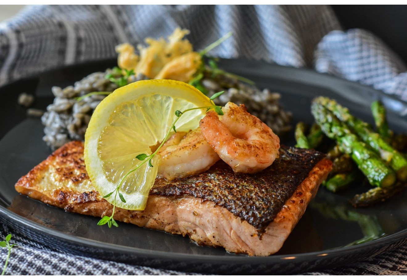 Gegrilde zalm met huisgemaakte kruidenboter.